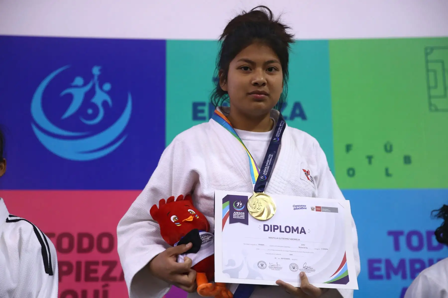 Amorelia Mantilla Gutierrez del Colegio Deportivo experimental Julia  de Callao medalla de oro, durante la premiación de Judo por  los Juegos Deportivos Escolares Nacionales en Coliseo Manuel Bonilla de  Miraflores. Foto: ANDINA/Vidal Tarqui