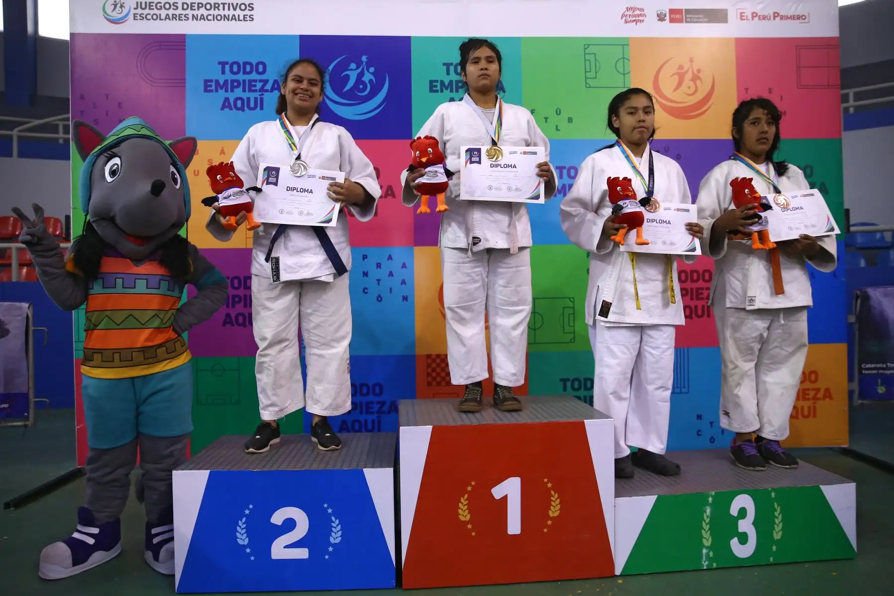 De izquierda a derecha Anel Mendieta Tujar del Colegio 60019 San Martín de Porres de Loreto,  medalla de plata, Alexandra Fajardo varillas del Colegio Deportivo Experimental Julia de Callao medalla de oro y Gianela Ramirez Huamani del Colegio Cedeu Julio Rodriguez de  Arequipa,  Angela Valencia Villafuerte  del colegio Alipio  de Madre de Dios Medalla de bronce, durante la premiación de Judo por  los Juegos Deportivos Escolares Nacionales en Coliseo Manuel Bonilla de  Miraflores. Foto: ANDINA/Vidal Tarqui