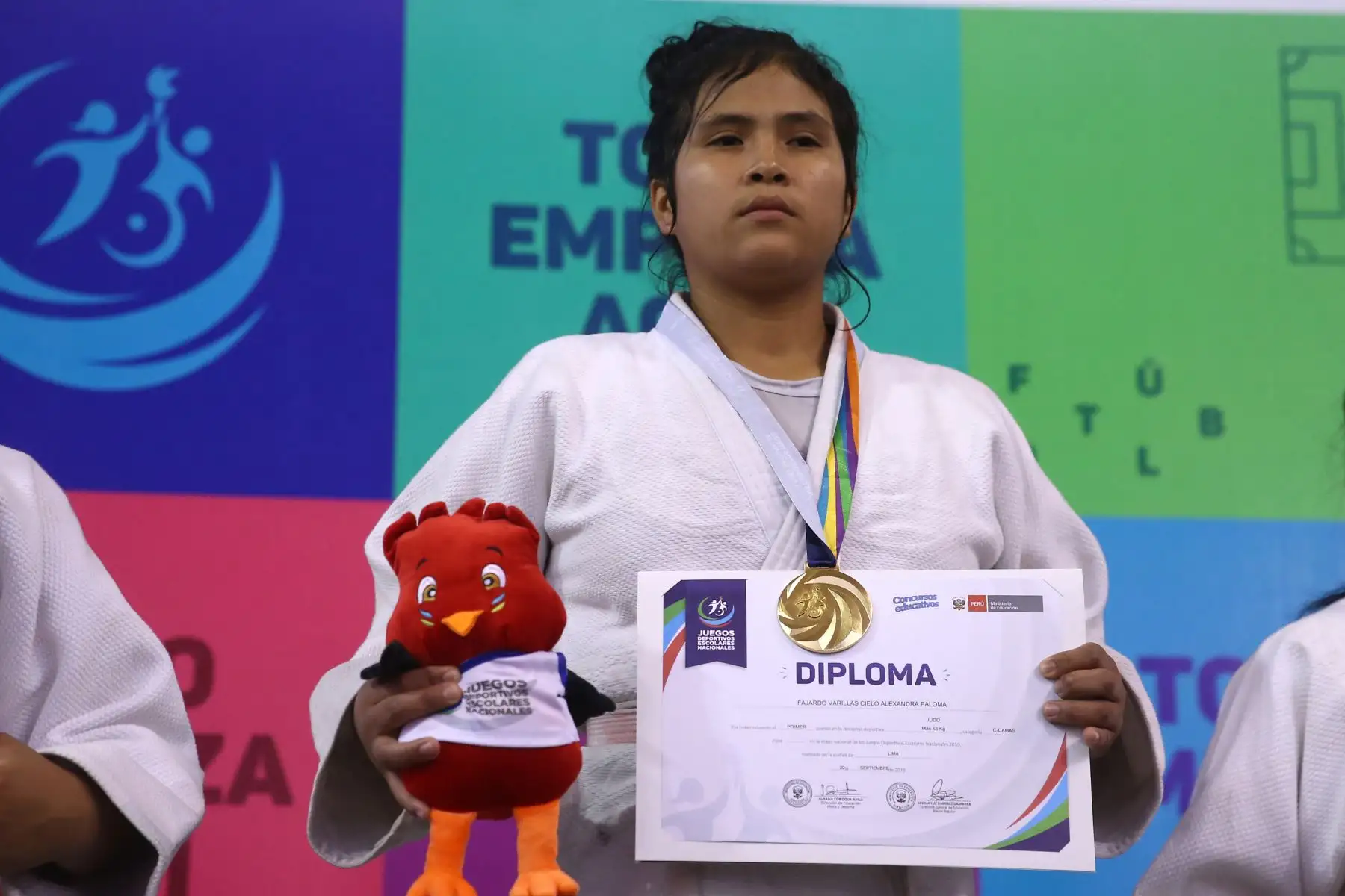 Alexandra Fajardo Varillas del Colegio Deportivo Experimental Julia de Callao medalla de oro durante la premiación de Judo por  los Juegos Deportivos Escolares Nacionales en Coliseo Manuel Bonilla de  Miraflores. Foto: ANDINA/Vidal Tarqui