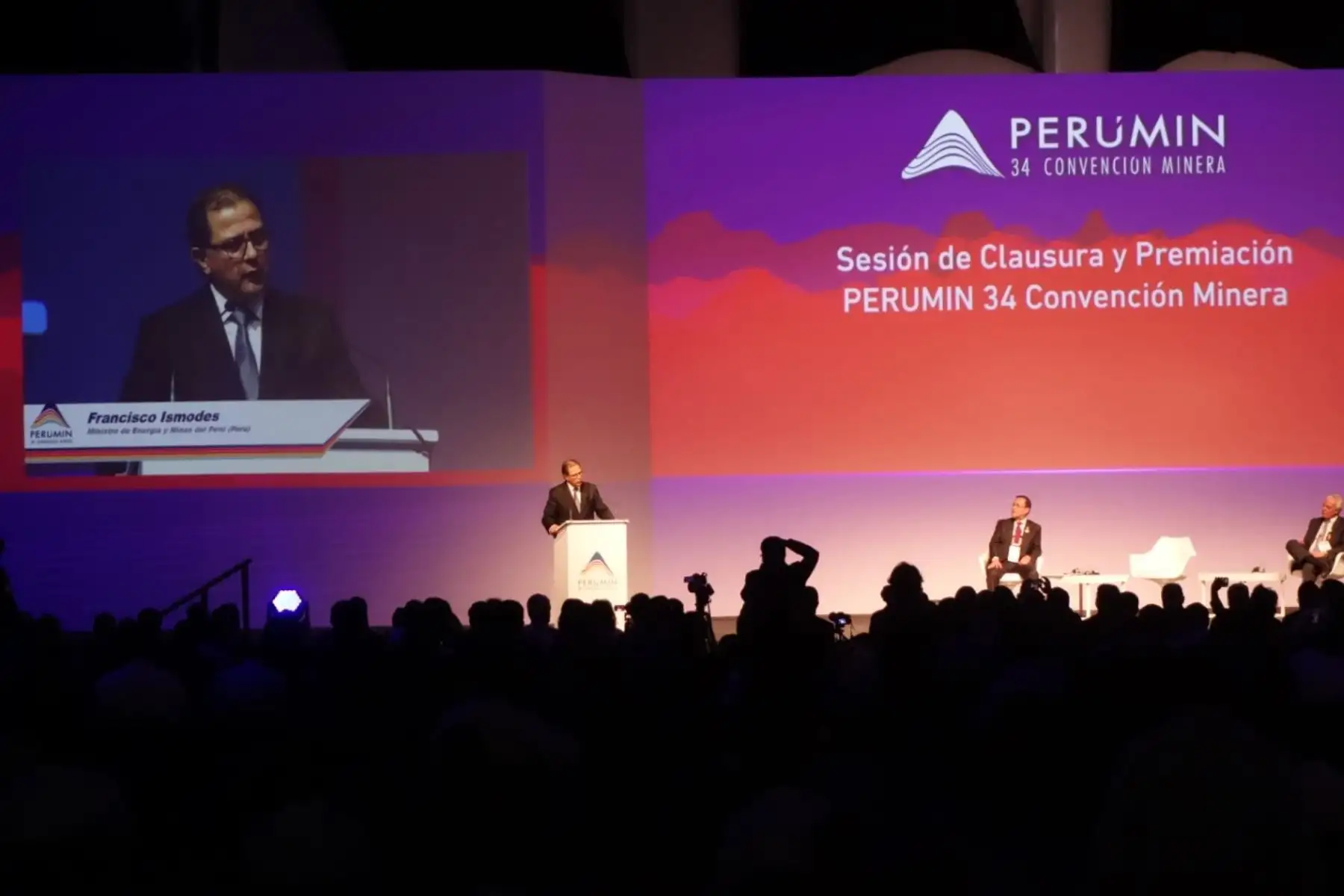 Ministro Francisco Ísmodes en la clausura de Perumin 34.