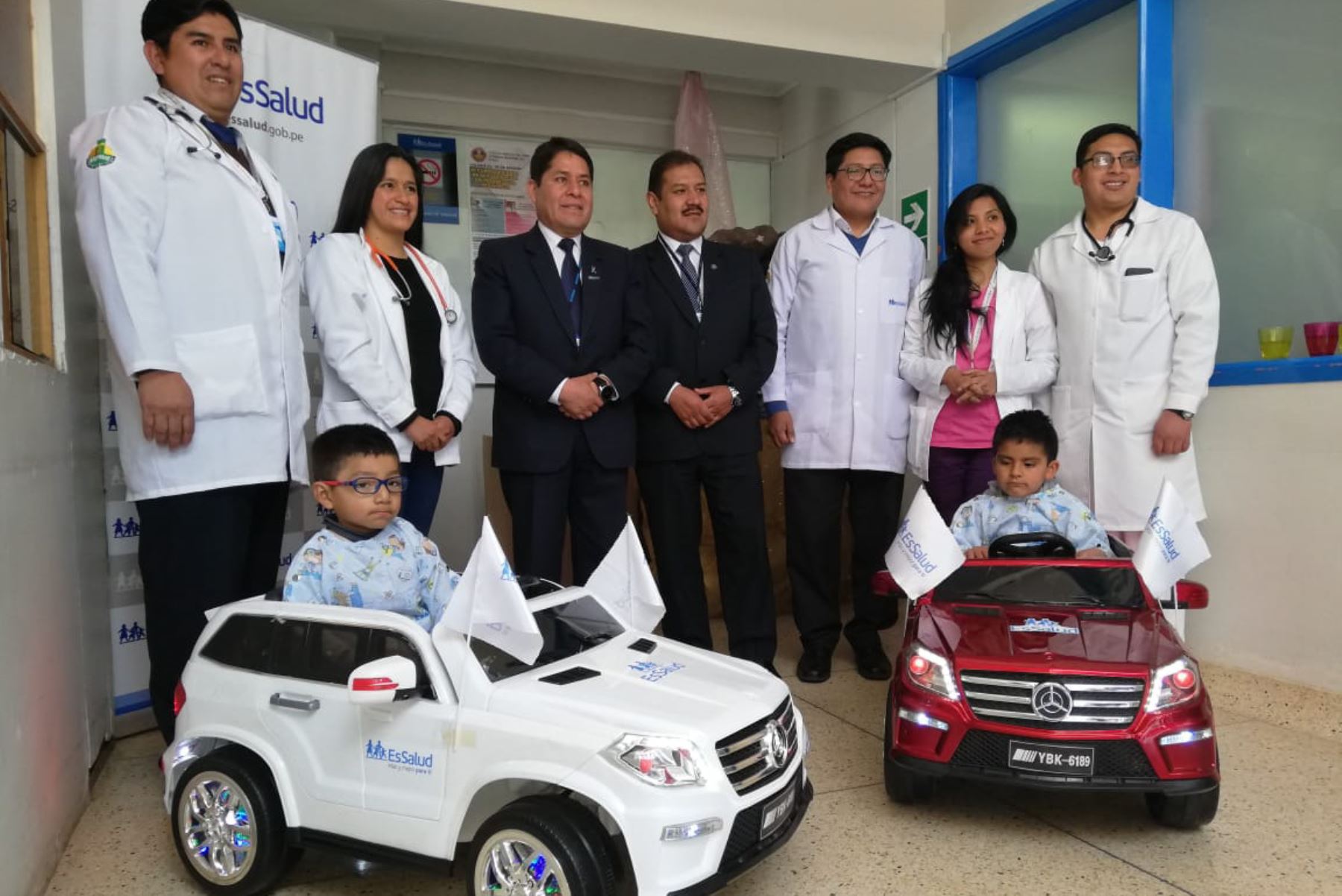 EsSalud replica en regiones iniciativa de llevar a niños en autos de juguete al quirófano.