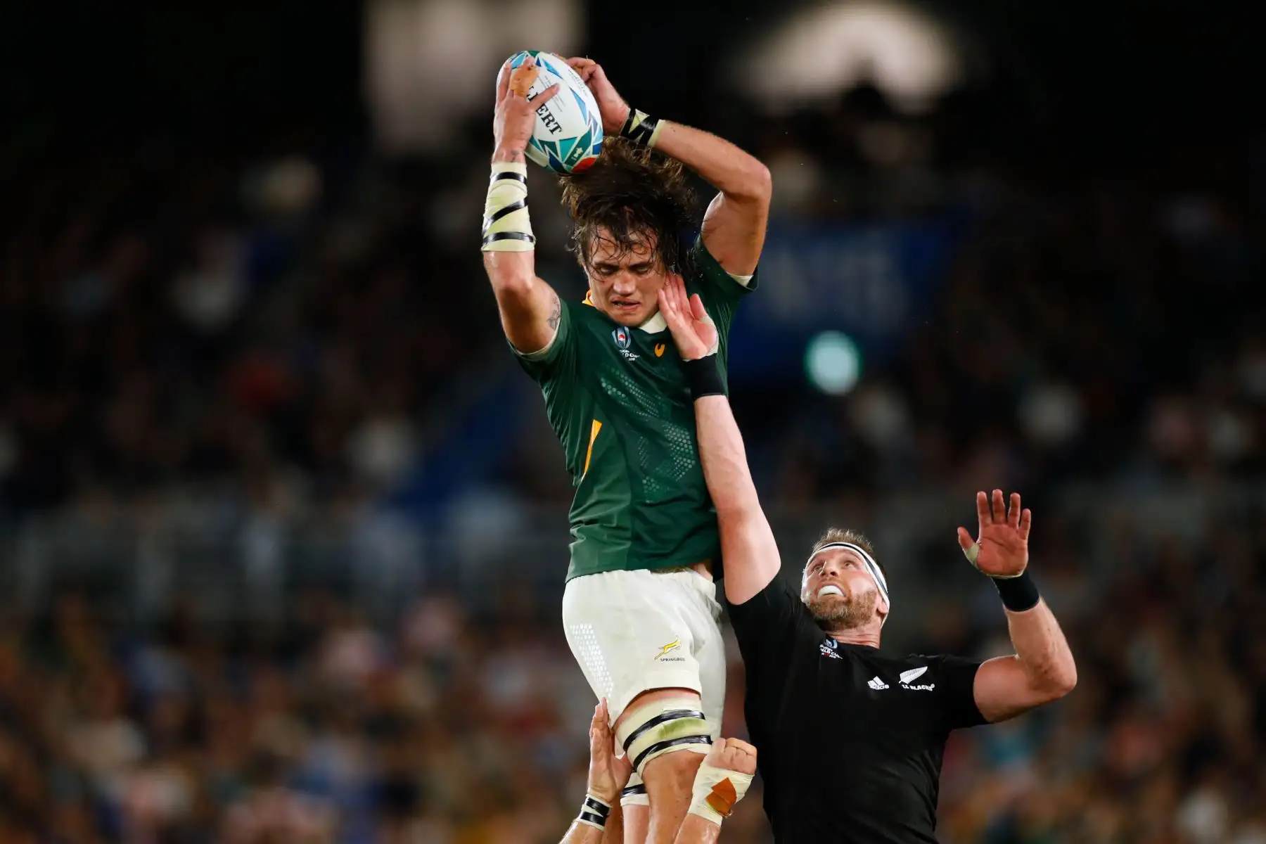 El candado de Sudáfrica Franco Mostert (L) atrapa el balón en un lineout junto al número 8 de Nueva Zelanda Kieran Read durante el partido del Grupo B de la Copa Mundial de Rugby de Japón 2019 entre Nueva Zelanda y Sudáfrica.
Foto: AFP