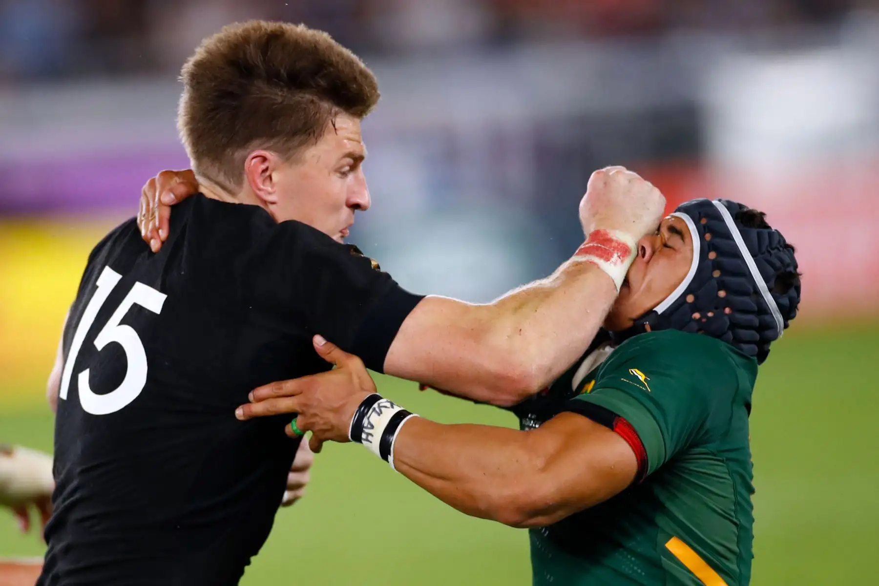 El lateral completo de Nueva Zelanda, Beauden Barrett (L), intenta superar al ala de Sudáfrica Cheslin Kolbe durante el partido del Grupo B de la Copa Mundial de Rugby de Japón 2019.
Foto: AFP
