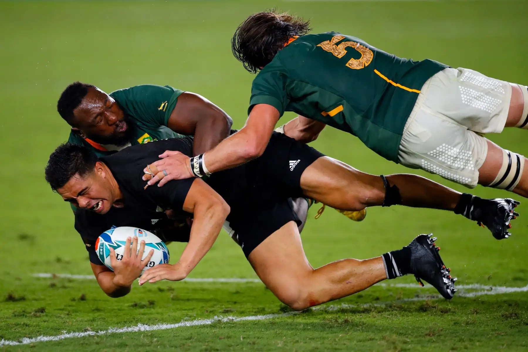 El centro de Nueva Zelanda, Anton Lienert-Brown (L), es abordado por el tenista sudafricano Tendai Mtawarira (C) y bloquea a Franco Mostert durante el partido del Grupo B de la Copa Mundial de Rugby de Japón 2019.
Foto: AFP