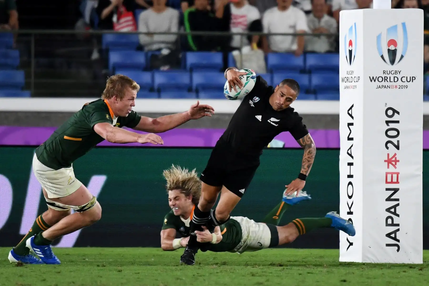 El medio scrum de Sudáfrica Faf de Klerk (abajo) aborda al medio scrum de Nueva Zelanda Aaron Smith (R) junto al compañero de equipo Pieter-Steph Du Toit (L) durante el partido del Grupo B de la Copa Mundial de Rugby de Japón 2019.
Foto: AFP