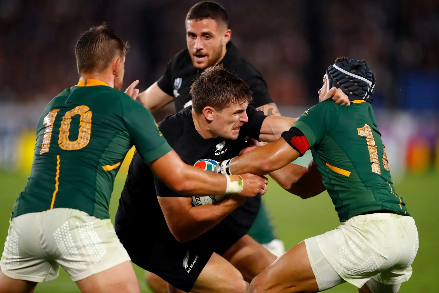 El ala de Nueva Zelanda, George Bridge (C), es abordado por la mitad de la mosca de Sudáfrica Handre Pollard (L) y el ala Cheslin Kolbe, mientras el compañero de equipo scrum-half TJ Perenara (atrás) observa durante el partido del Grupo B de la Copa Mundial de Rugby de Japón 2019.
Foto:AFP
