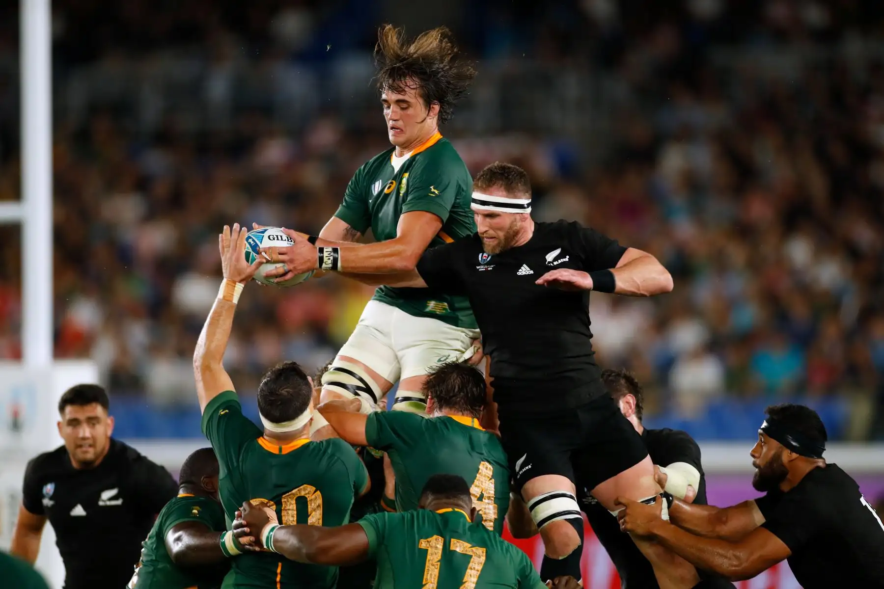 El candado de Sudáfrica Franco Mostert (L) atrapa el balón en un lineout junto al número 8 de Nueva Zelanda Kieran Read durante el partido del Grupo B de la Copa Mundial de Rugby de Japón 2019.
Foto: AFP
