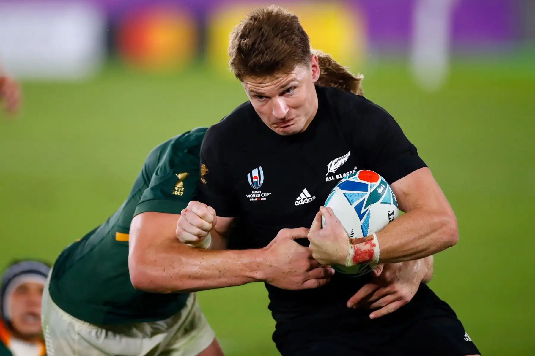 El lateral completo de Nueva Zelanda, Beauden Barrett (R), corre con el balón durante el partido del Grupo B de la Copa Mundial de Rugby de Japón 2019 entre Nueva Zelanda y Sudáfrica.
Foto: AFP