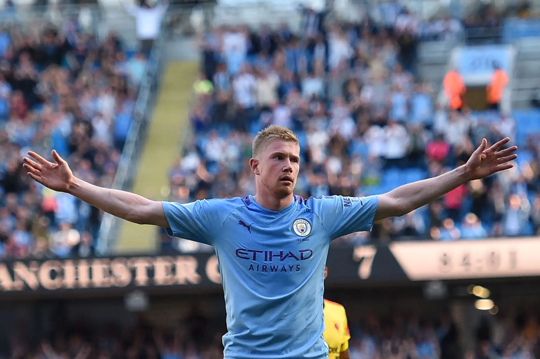 El mediocampista belga del Manchester City Kevin De Bruyne celebra el octavo gol de su equipo durante el partido de fútbol de la Premier League inglesa entre Manchester City y Watford.
Foto: AFP