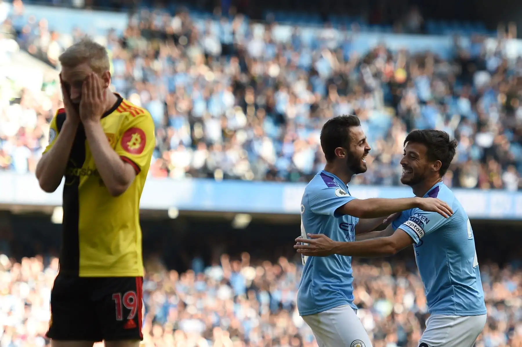 El centrocampista inglés de Watford Will Hughes reacciona cuando el centrocampista portugués del Manchester City Bernardo Silva (CL) celebra con el centrocampista español del Manchester City David Silva.
Foto: AFP