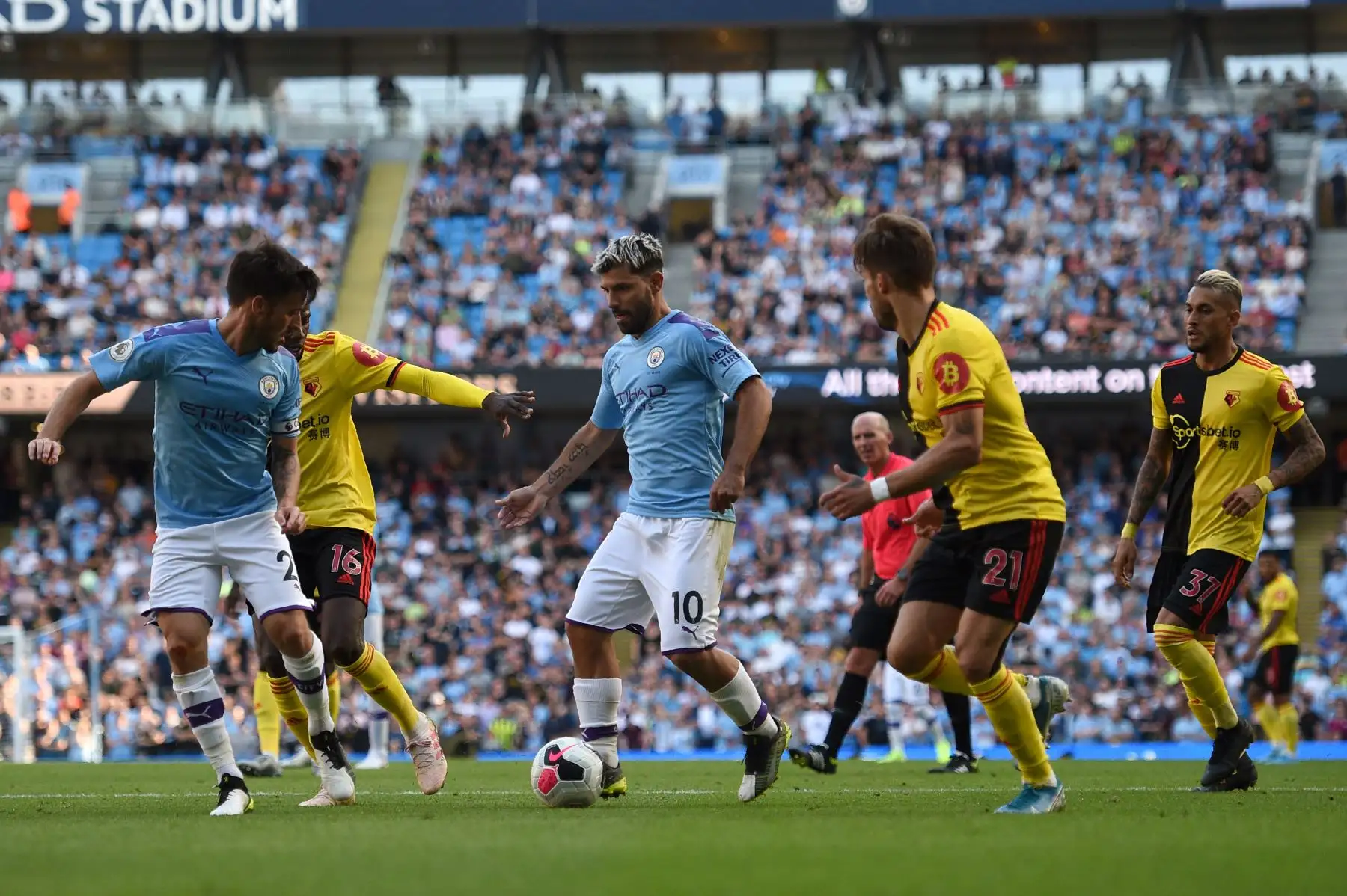 El delantero argentino del Manchester City Sergio Agüero (C) controla el balón durante el partido de fútbol de la Premier League inglesa entre Manchester City y Watford.
Foto:AFP