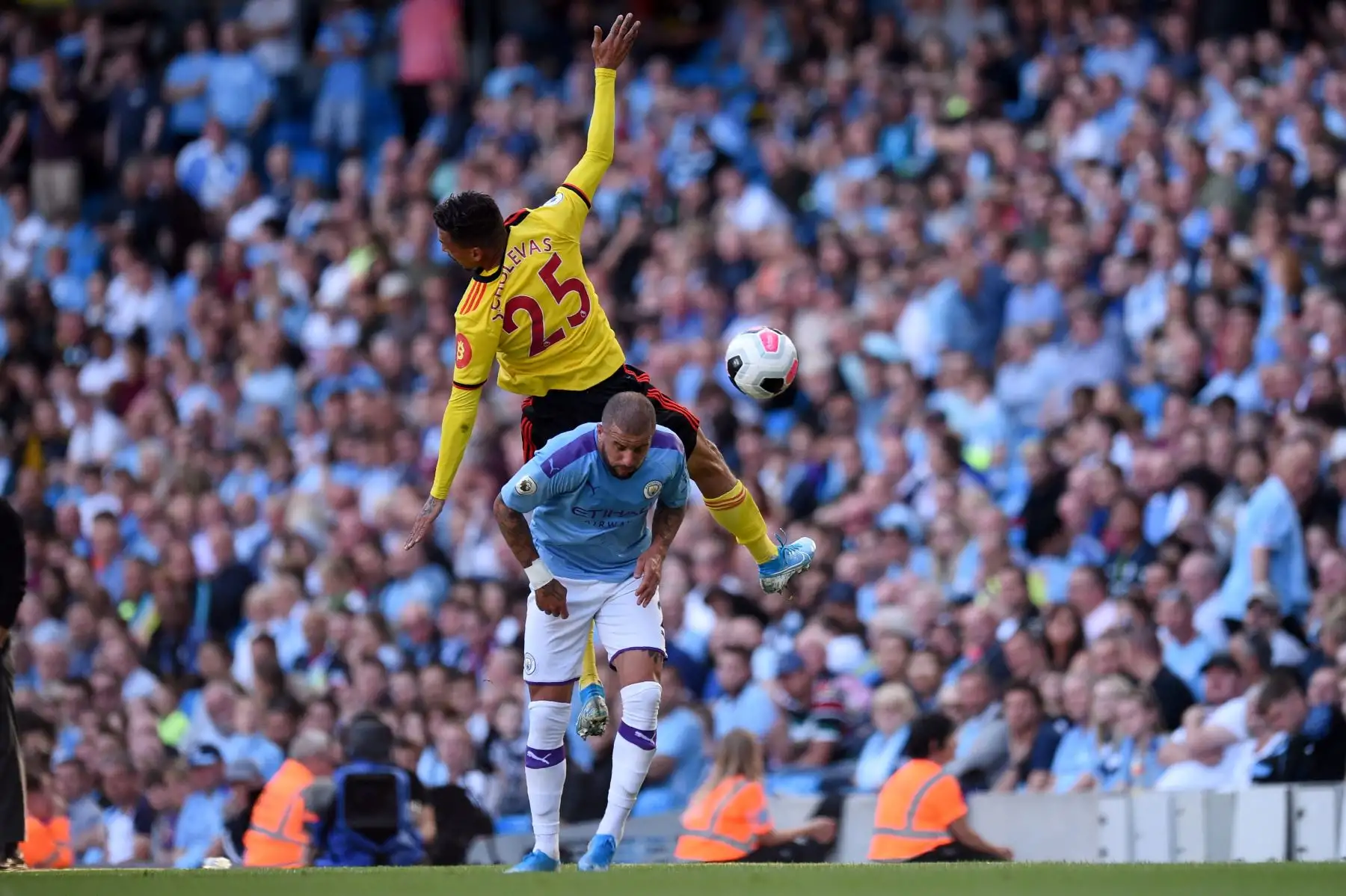 El centrocampista griego de origen alemán Watford, José Holebas (superior) compite con el defensor español del Manchester City Angelino durante el partido de fútbol de la Premier League inglesa entre Manchester City y Watford.
Foto: AFP