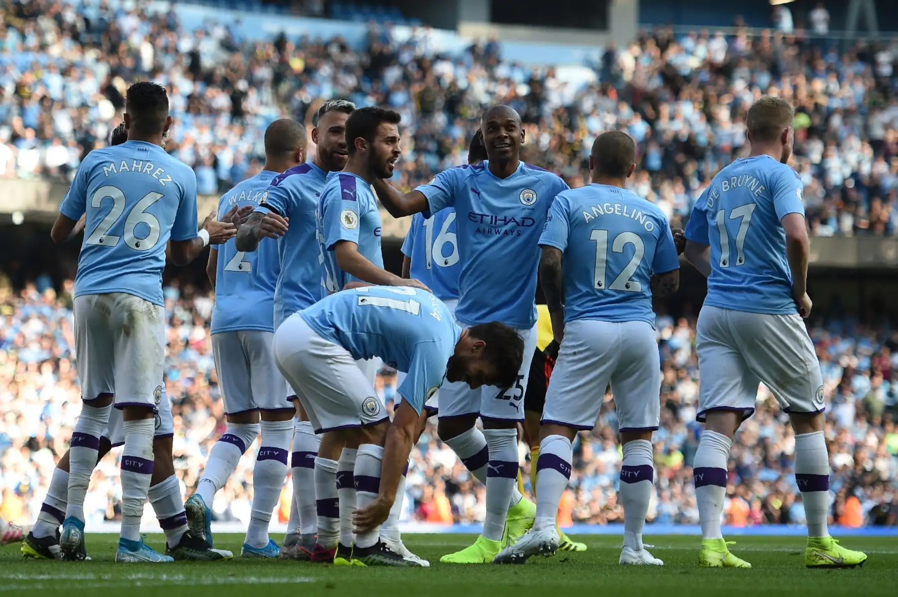 El centrocampista portugués del Manchester City Bernardo Silva celebra con sus compañeros de equipo después de marcar el sexto gol.
Foto: AFP