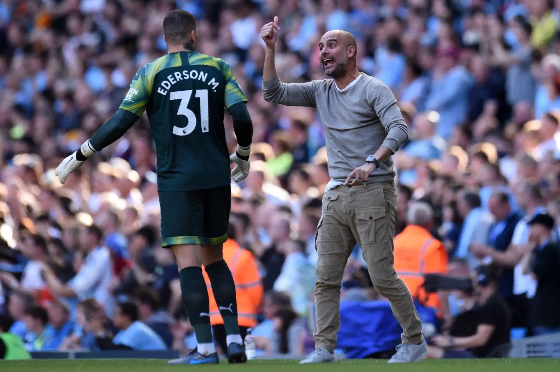 El manager español del Manchester City, Pep Guardiola (R), le hace un gesto al arquero brasileño del Manchester City, Ederson, durante el partido de fútbol de la Premier League inglesa.
Foto: AFP