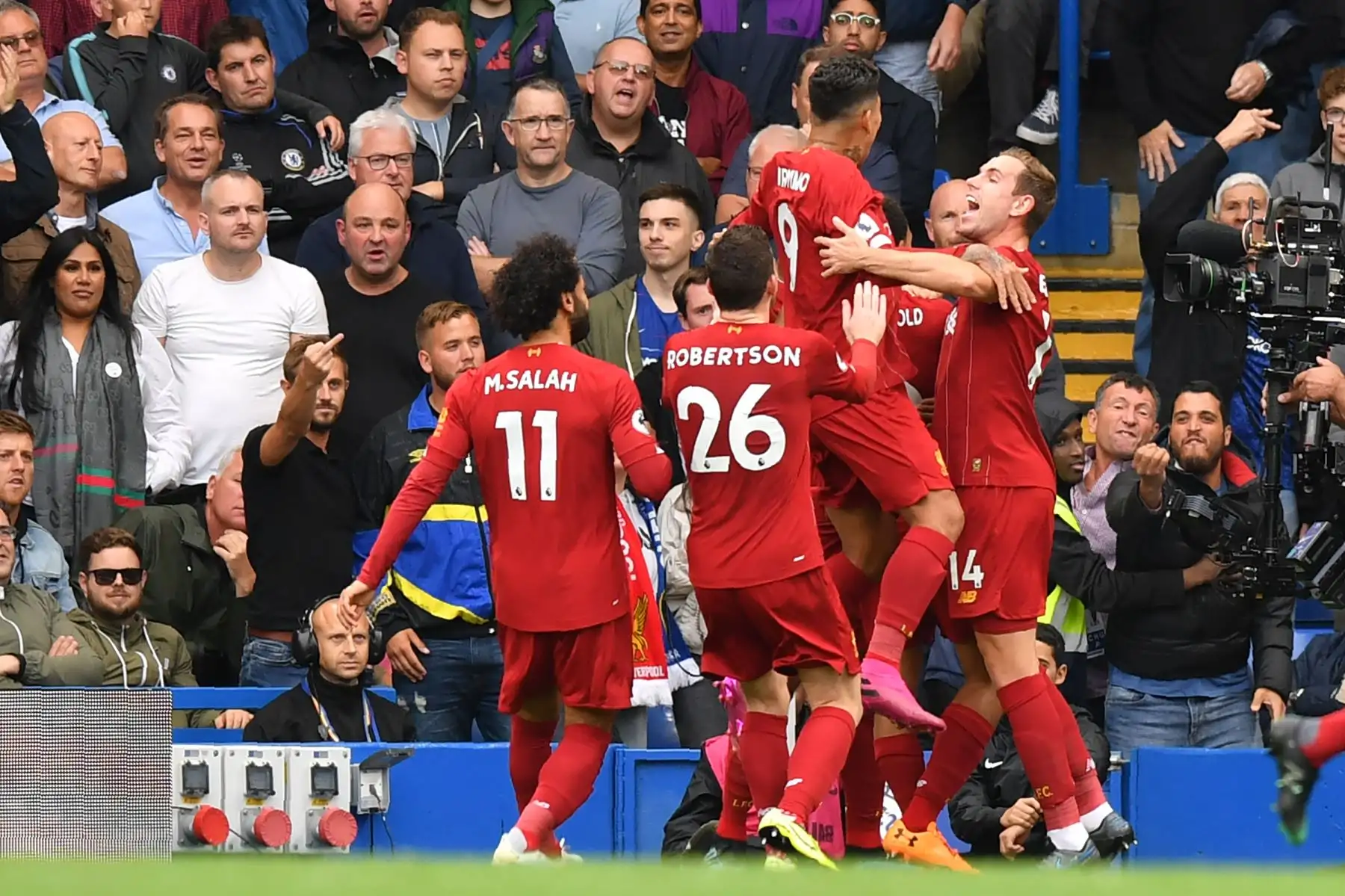 Los jugadores del Liverpool celebran su primer gol durante el partido de fútbol de la Premier League inglesa entre el Chelsea y el Liverpool.
Foto: AFP