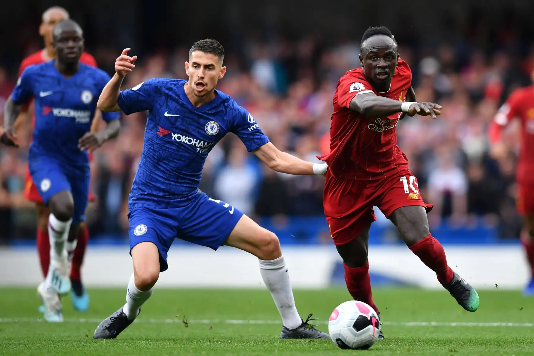 El delantero senegalés del Liverpool Sadio Mane (R) compite con el mediocampista italiano del Chelsea Jorginho (L) durante el partido de fútbol de la Premier League inglesa entre Chelsea y Liverpool.
Foto: AFP
