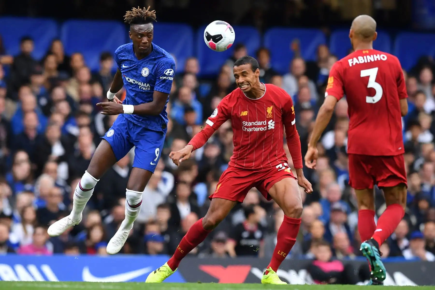 El delantero inglés del Chelsea, Tammy Abraham (L) compite con el defensor camerunés nacido en Alemania Joel Matip (C) durante el partido de fútbol de la Premier League inglesa entre Chelsea y Liverpool.
Foto: AFP