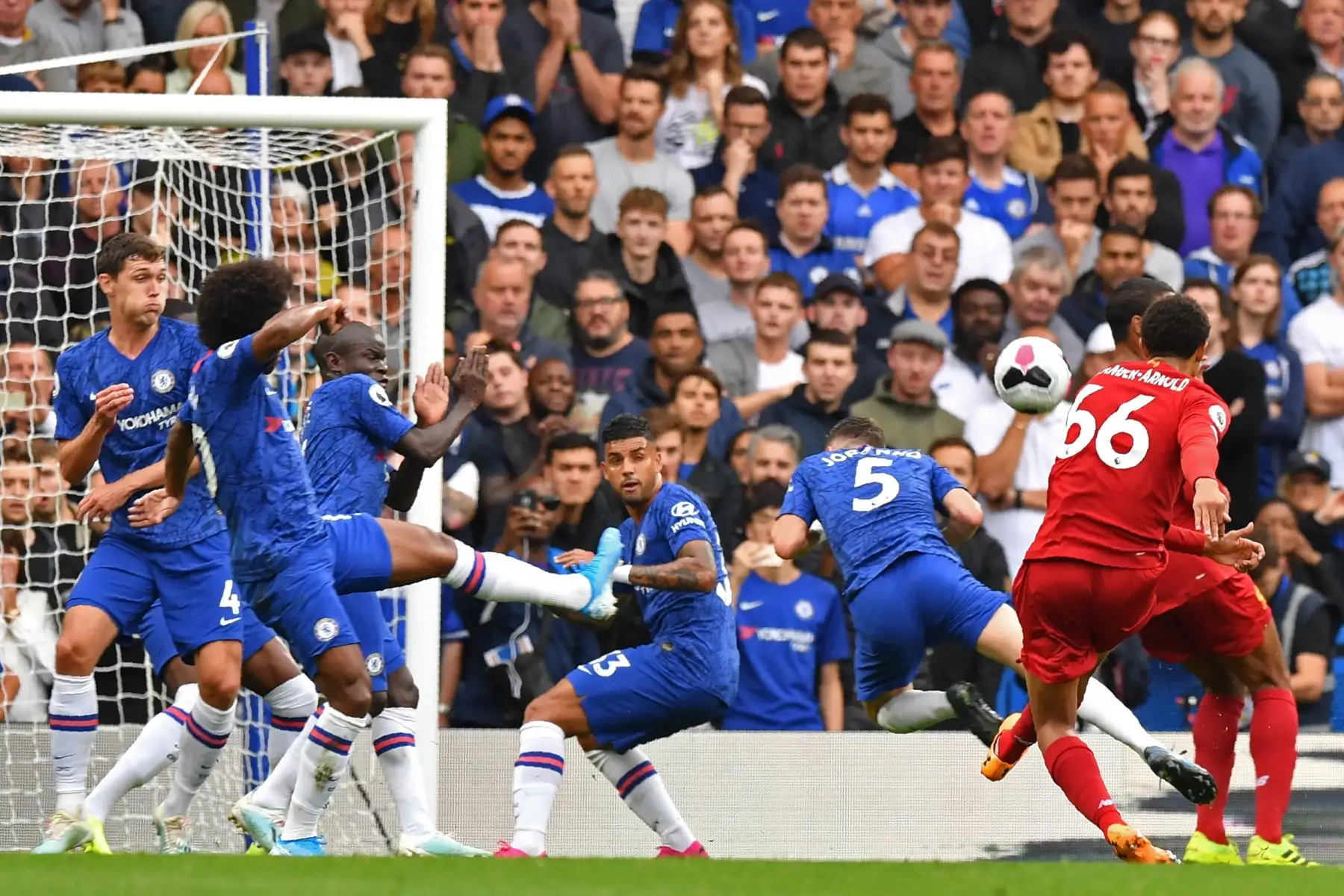 El defensor inglés de Liverpool Trent Alexander-Arnold (R) dispara para marcar el gol de apertura durante el partido de fútbol de la Premier League inglesa entre Chelsea y Liverpool.
Foto: AFP
