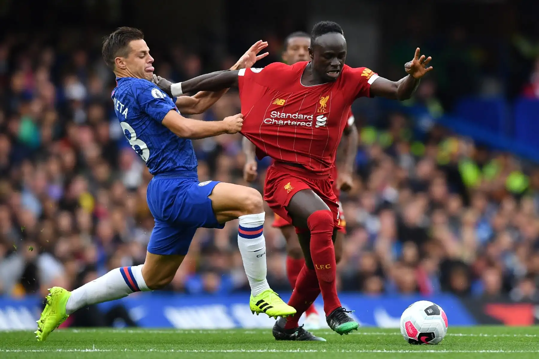 El defensor español del Chelsea César Azpilicueta (L) compite con el delantero senegalés del Liverpool Sadio Mane (R) durante el partido de fútbol de la Premier League inglesa entre Chelsea y Liverpool.
Foto:AFP