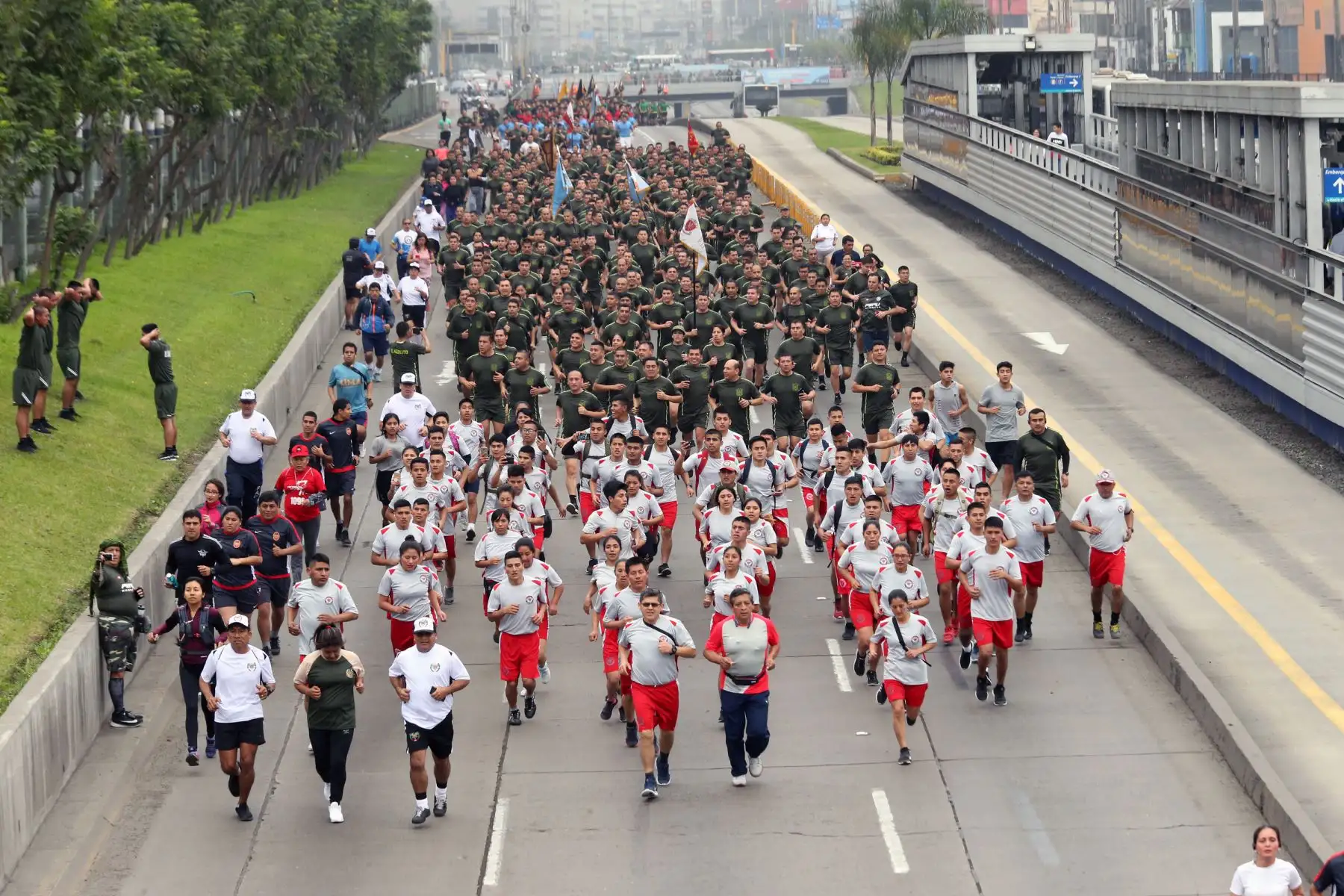 Integrantes de las Fuerzas Armadas junto al presidente Martín Vizcarra participan en la la XVII edición de la Carrera Cívico Militar 7.5K, en el marco de las actividades por el Día de las Fuerzas Armadas.
Foto: ANDINA/Norman Córdova