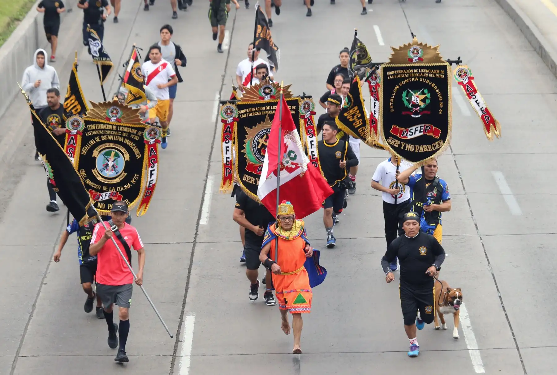 Integrantes de las Fuerzas Armadas junto al presidente Martín Vizcarra participan en la la XVII edición de la Carrera Cívico Militar 7.5K, en el marco de las actividades por el Día de las Fuerzas Armadas.
Foto: ANDINA/Norman Córdova