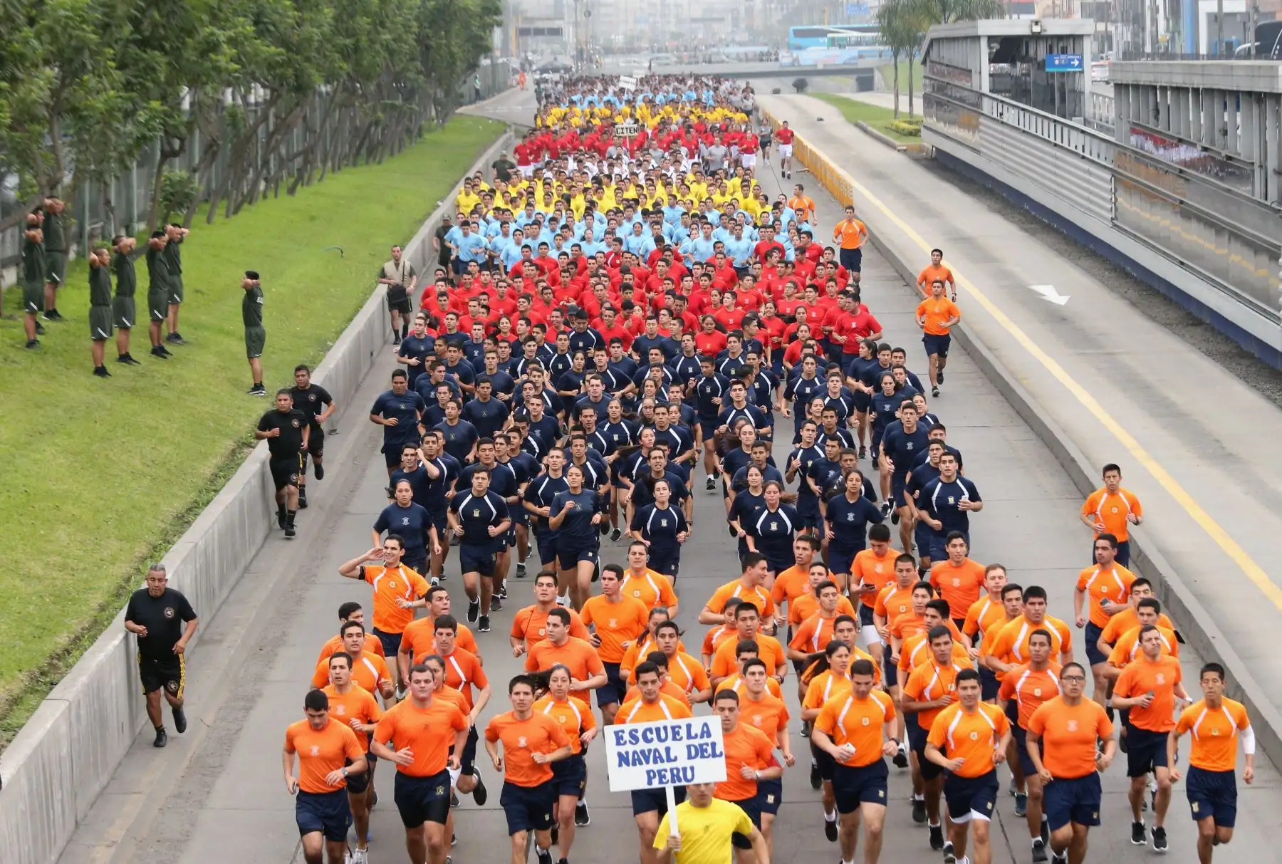 Integrantes de las Fuerzas Armadas junto al presidente Martín Vizcarra participan en la la XVII edición de la Carrera Cívico Militar 7.5K, en el marco de las actividades por el Día de las Fuerzas Armadas.
Foto: ANDINA/Norman Córdova