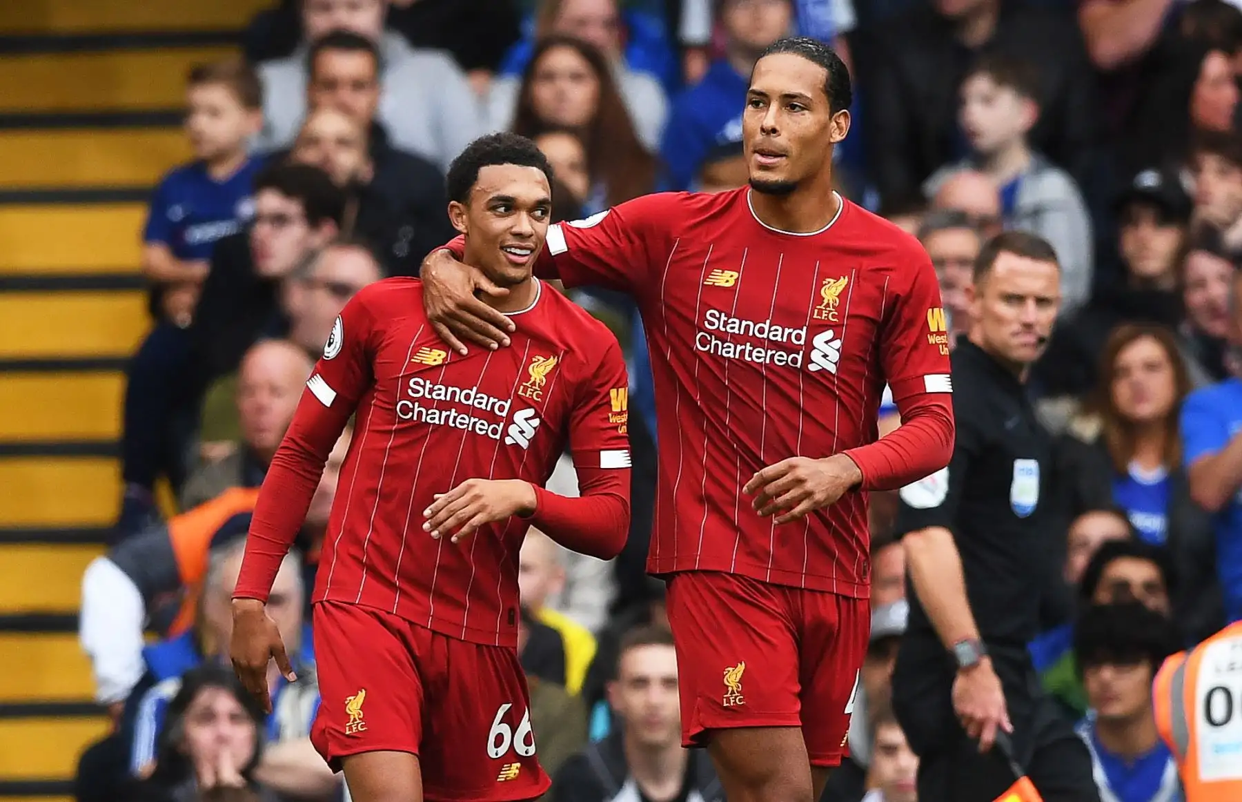 Trent Alexander-Arnold (L) del Liverpool celebra con su compañero de equipo Virgil Van Dijk (R) después de anotar la ventaja de 1-0 durante el partido de fútbol de la Premier League inglesa entre Chelsea FC y Liverpool FC.
Foto: EFE