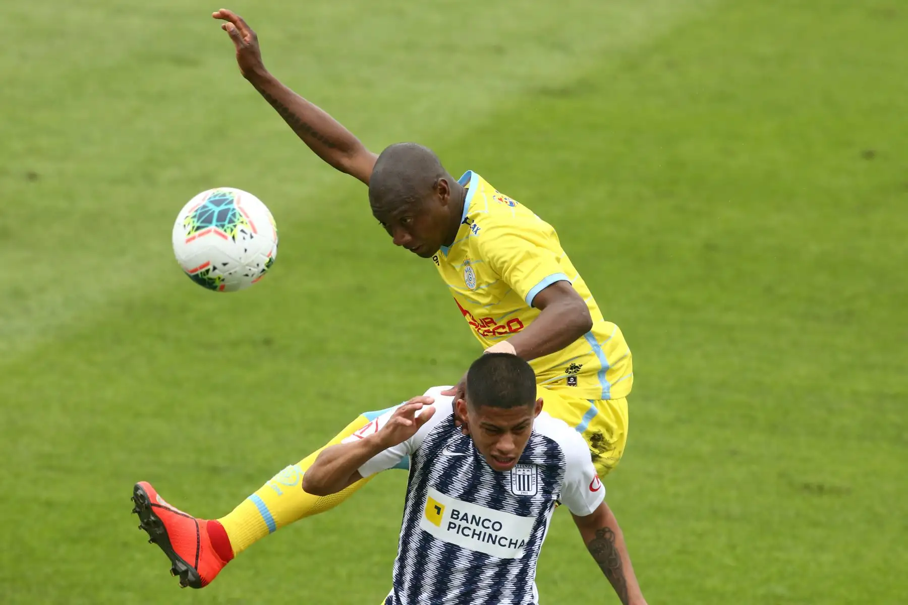 Kevin Quevedo de Alianza Lima se enfrenta a Jhoel Herrera de Real  Garcilaso por el Torneo Clausura de Liga 1.
Foto: ANDINA/Vidal Tarqui