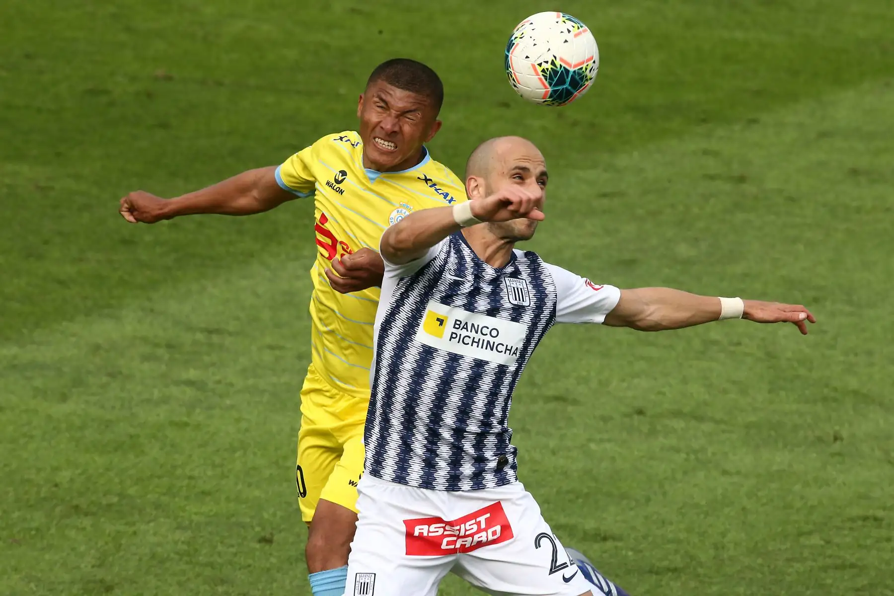 Federico Rodriguez de Alianza Lima se enfrenta a Marizún Quina de Real Garcilaso por el Torneo Clausura de Liga 1.
Foto: ANDINA/Vidal Tarqui