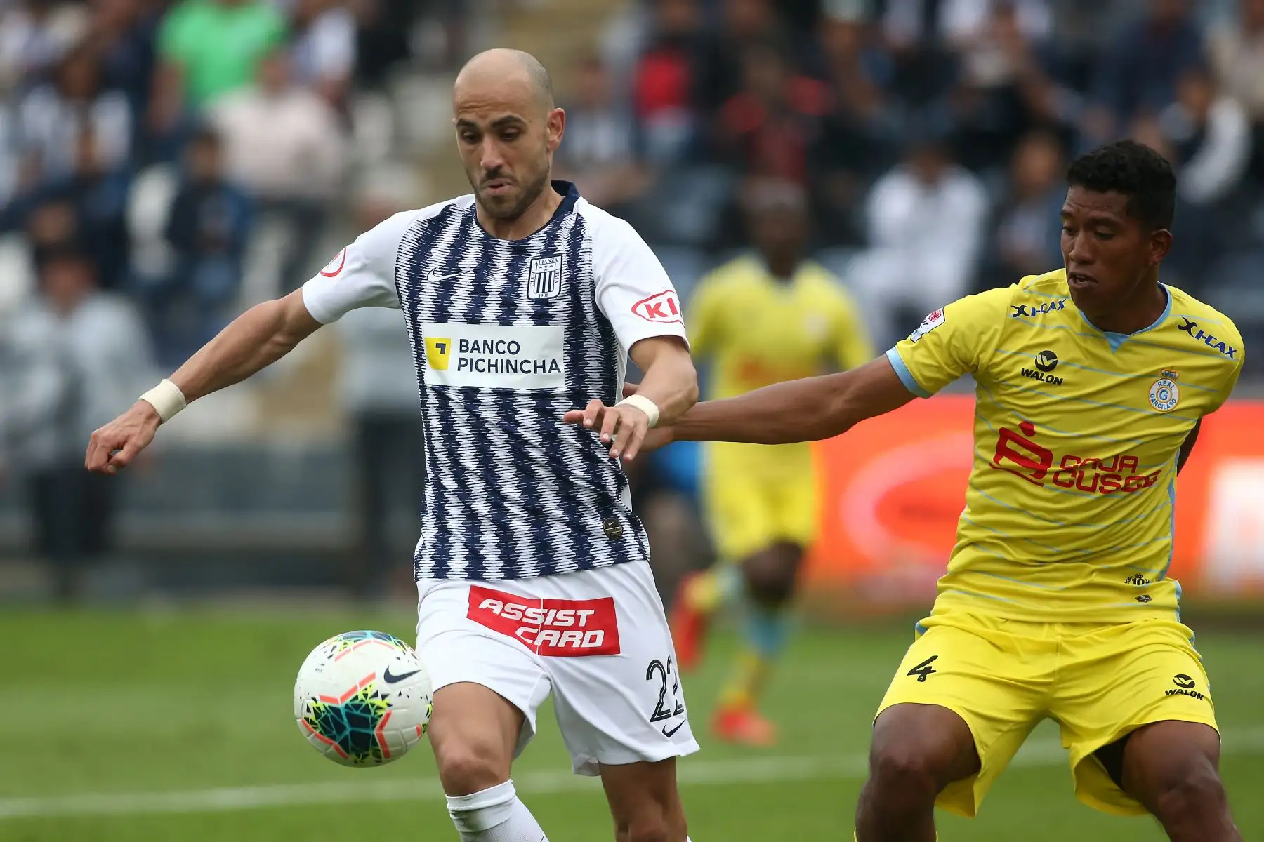 Federico Rodriguez de Alianza Lima se enfrenta a José Canova de  Real Garcilaso por el Torneo Clausura de Liga 1.
Foto: ANDINA/Vidal Tarqui