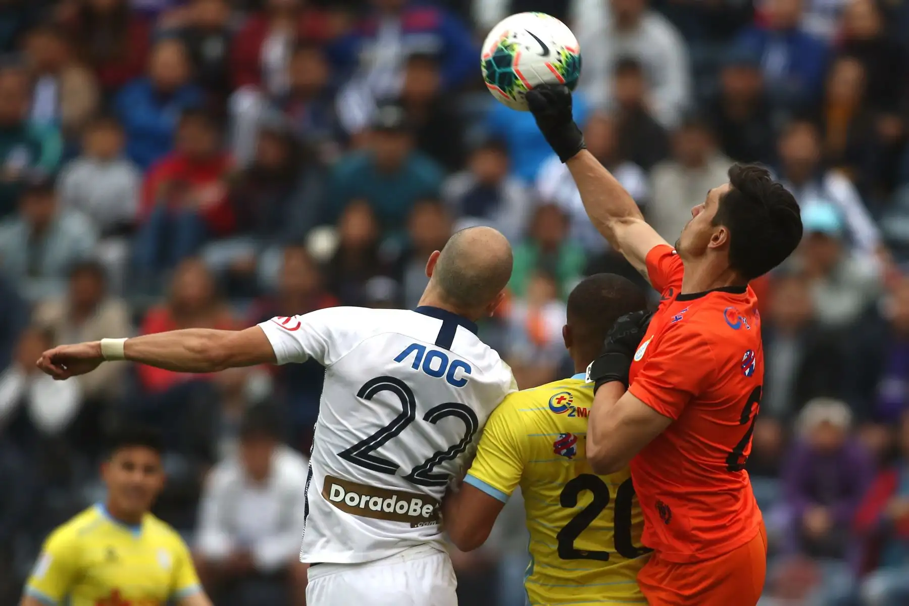 Federico Rodriguez de Alianza Lima se enfrenta a Daniel Ferreyra de Real Garcilaso por el Torneo Clausura de Liga 1.
Foto: ANDINA/Vidal Tarqui