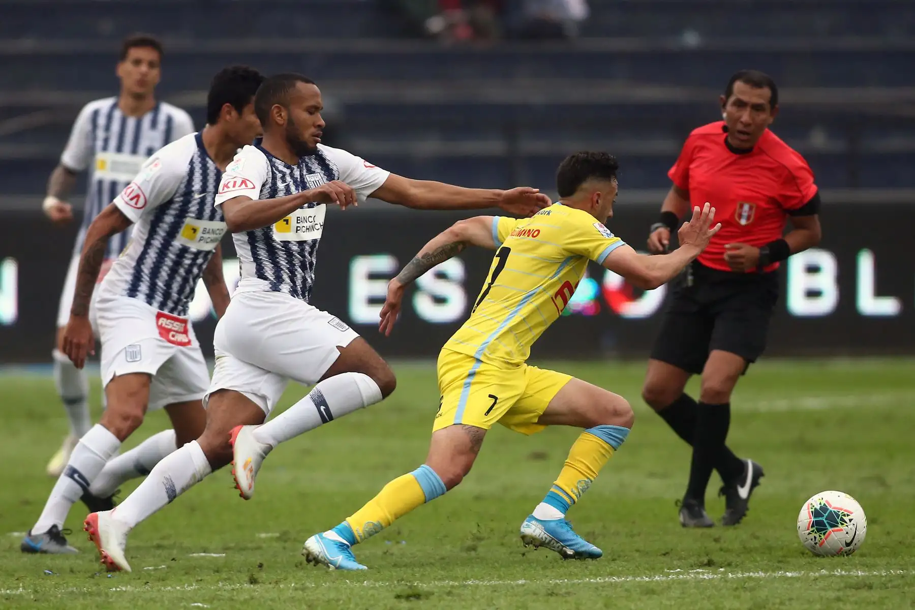Alianza Lima se enfrenta a Cristian Souza de Real Garcilaso por el Torneo Clausura de Liga 1.
Foto: ANDINA/Vidal Tarqui