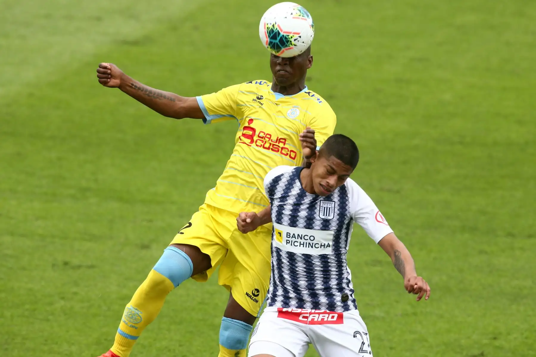 Kevin Quevedo de Alianza Lima se enfrenta a Jhoel Herrera de Real Garcilaso por el Torneo Clausura de Liga 1. Foto: ANDINA/Vidal Tarqui