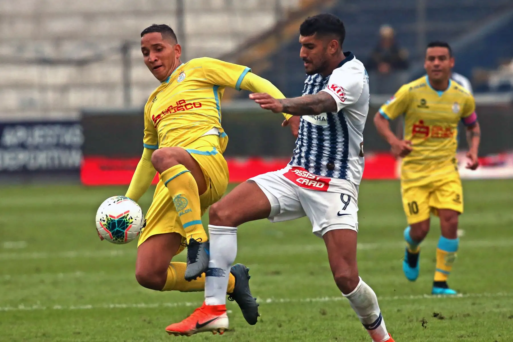 Adrian Balboa de Alianza Lima se enfrenta a Jhoel Herrera de Real Garcilaso por el Torneo Clausura de Liga 1. Foto: ANDINA/Vidal Tarqui