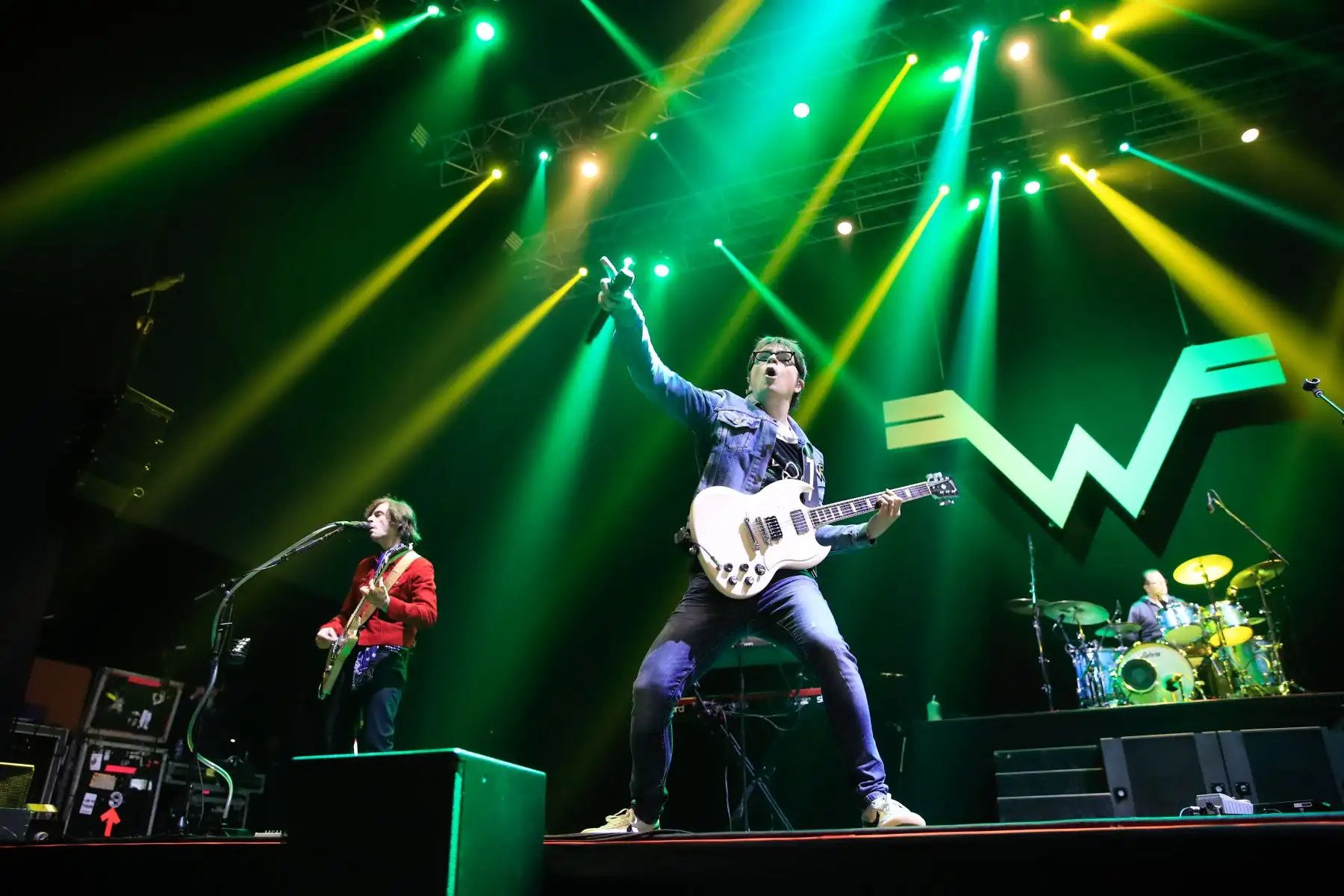 De izquierda a derecha: Brian Bell, Rivers Cuomo y Patrick Wilson de la banda norteamericana Weezer en concierto en el Jockey Club del Perú     


Foto: Andina/Juan Carlos Guzmán Negrini