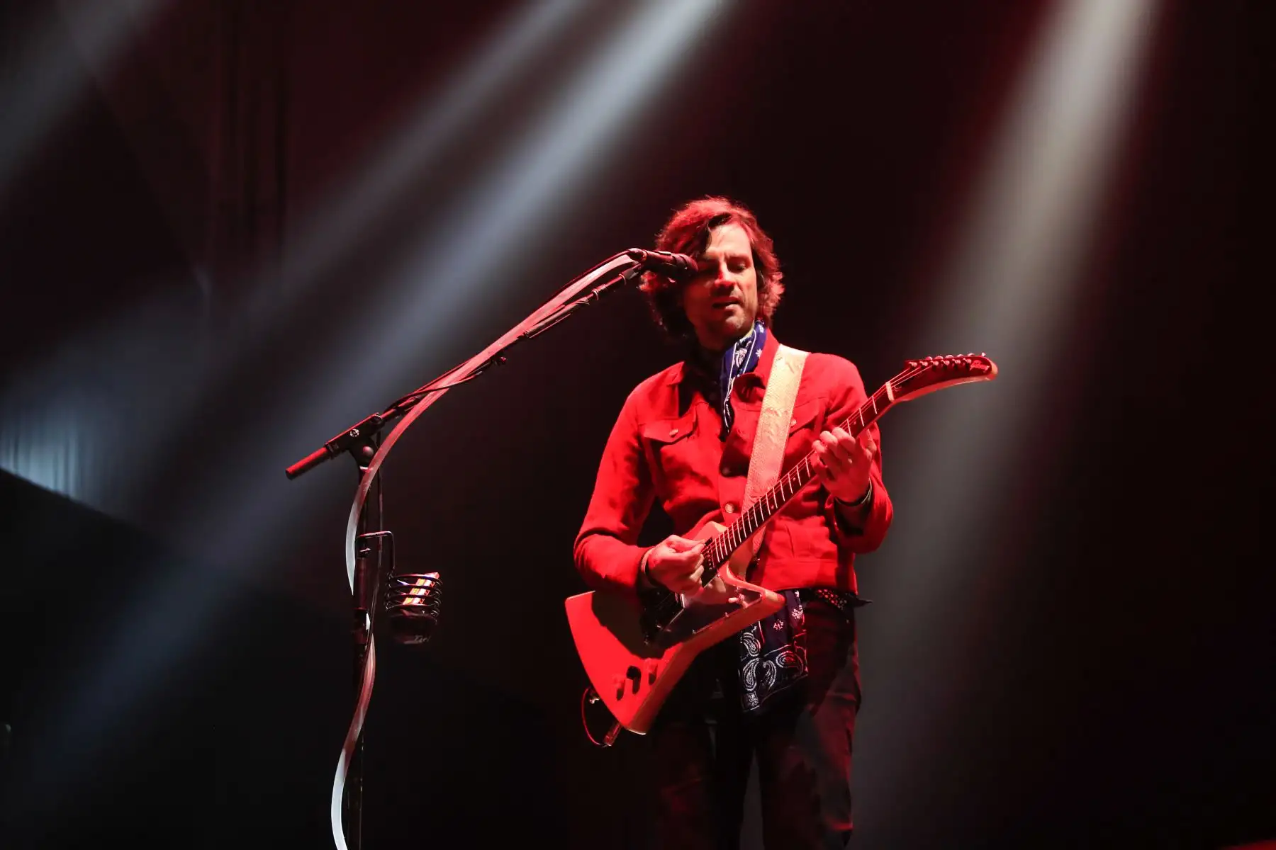 Brian Bell, guitarrista de la banda Weezer durante el concierto de la banda en el Jockey Club del Perú     


Foto: Andina/Juan Carlos Guzmán Negrini