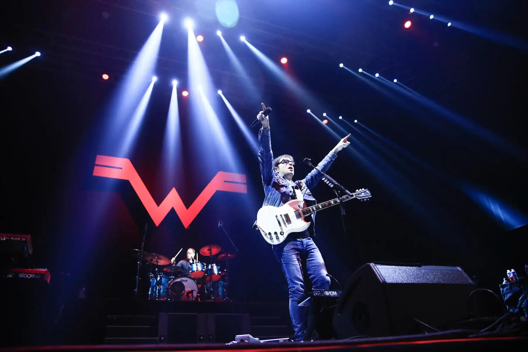 De izquierda a derecha: Patrick Wilson y Rivers Cuomo de la banda norteamericana Weezer en concierto en el Jockey Club del Perú     


Foto: Andina/Juan Carlos Guzmán Negrini