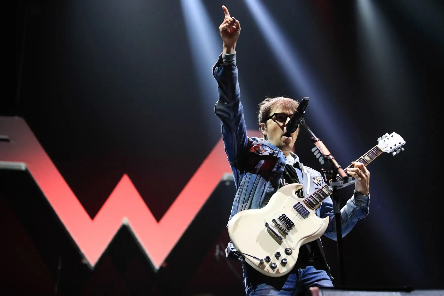 Rivers Cuomo, vocalista de la banda Weezer durante el concierto de la banda en el Jockey Club del Perú     


Foto: Andina/Juan Carlos Guzmán Negrini