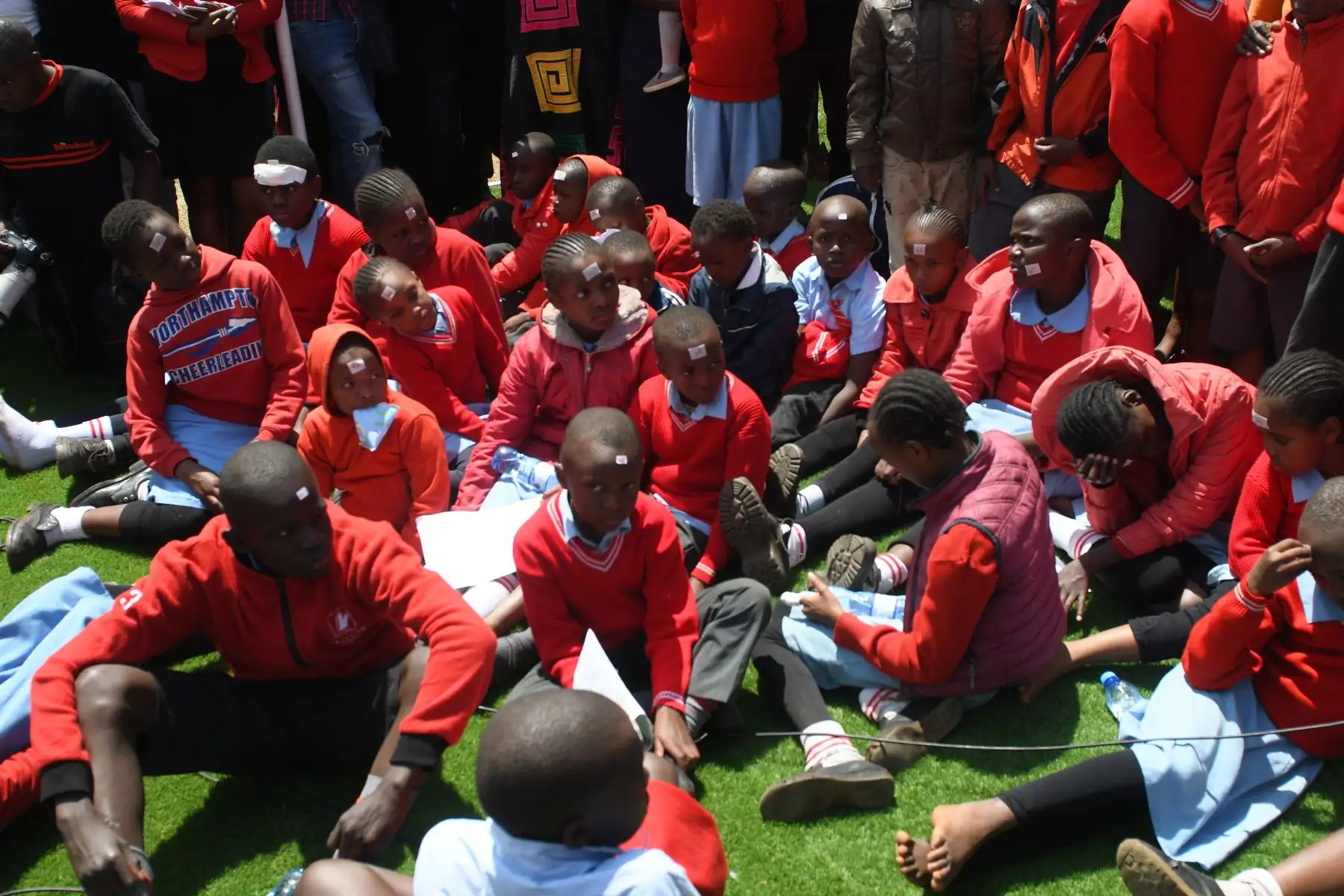 Un grupo de alumnos levemente heridos de una escuela que colapsó antes en Nairobi espera a que sus padres lo recojan en el hospital nacional de Kenyatta. Siete niños murieron y decenas resultaron heridos la madrugada del lunes cuando un edificio escolar se derrumbó en la capital de Kenia.
Foto: AFP