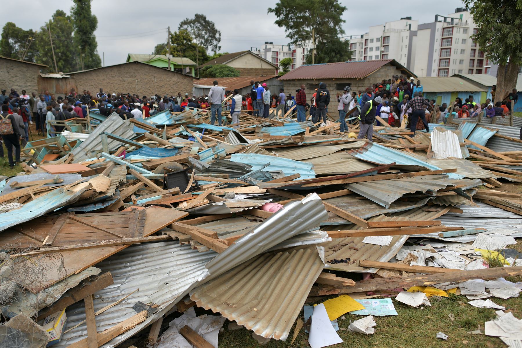 Los familiares se encuentran en los escombros de un edificio escolar derrumbado en Nairobi. Siete niños murieron y decenas resultaron heridos  cuando un edificio escolar se derrumbó en la capital de Kenia.
Foto: AFP