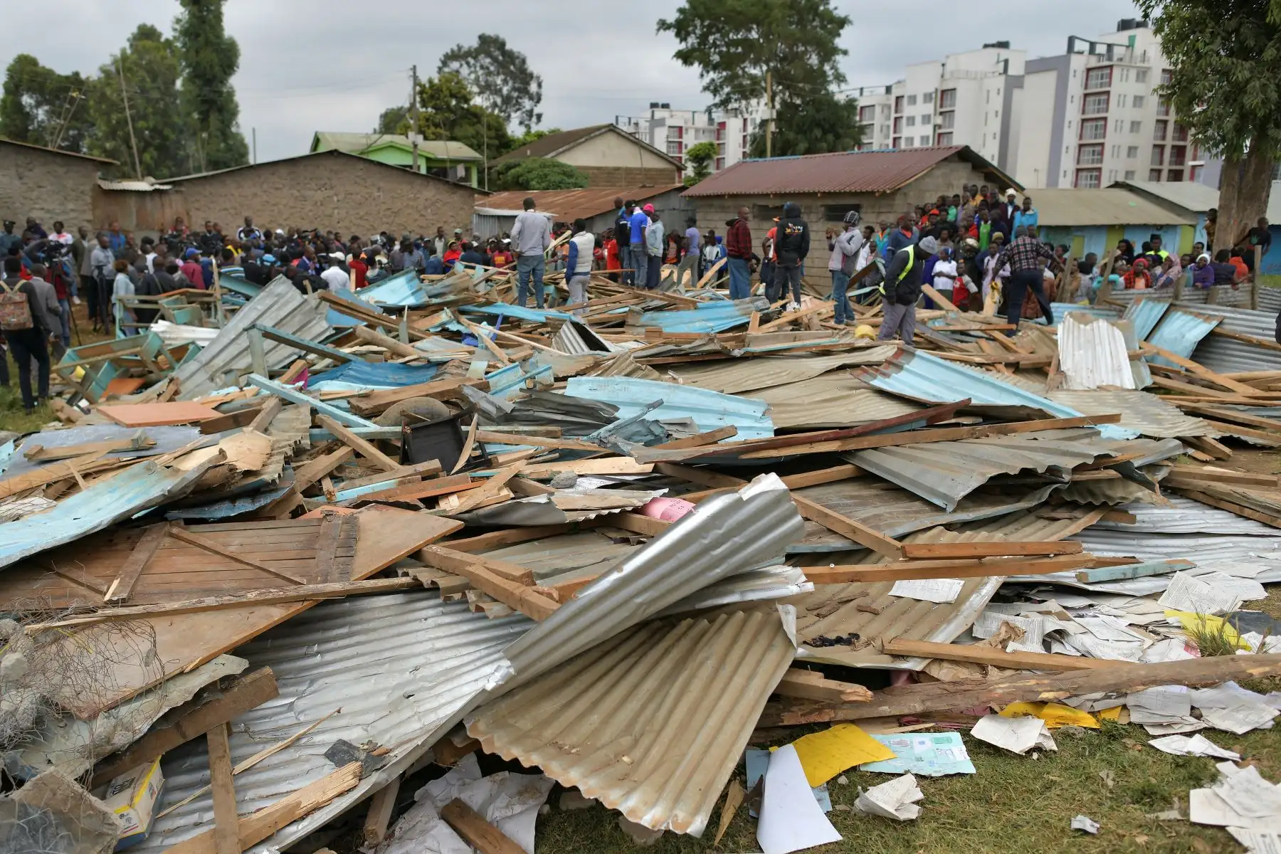 Los familiares se encuentran en los escombros de un edificio escolar derrumbado en Nairobi. Siete niños murieron y decenas resultaron heridos  cuando un edificio escolar se derrumbó en la capital de Kenia.
Foto: AFP