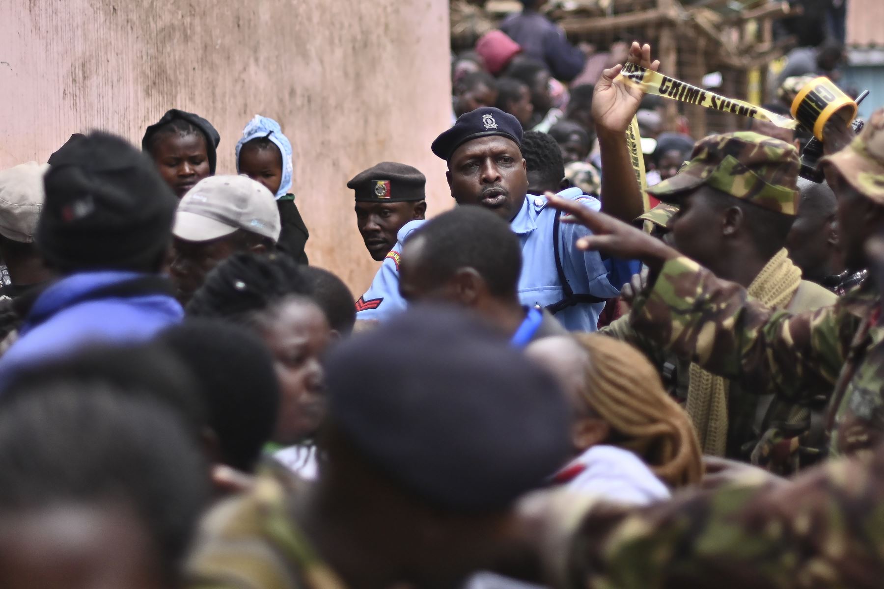 Los oficiales de policía empujan a una multitud de espectadores mientras aseguran la escena donde un bloque de aulas se derrumbó en la escuela primaria Precious Talents en el distrito electoral Dagoretti de Nairobi.
Foto: AFP