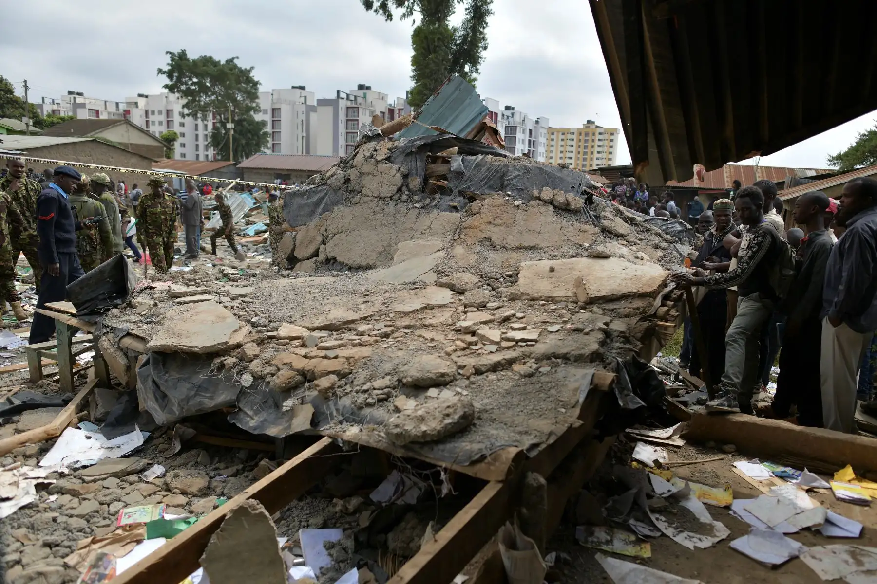 Un gran trozo de escombros se derrumbó en el suelo donde un bloque de aula se derrumbó en la escuela primaria Precious Talents en la circunscripción de Dagoretti en Nairobi.
Foto: AFP