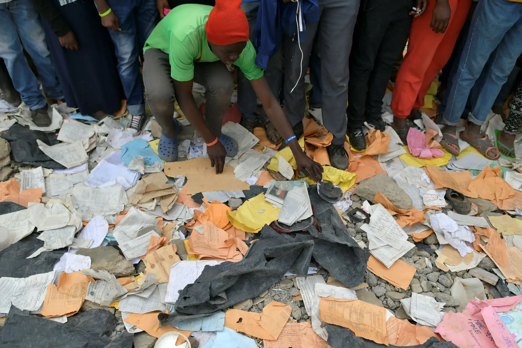 Un hombre llega a recoger un artículo entre el material de aprendizaje esparcido en el suelo donde un bloque de aula se derrumbó en la escuela primaria Precious Talents en el distrito electoral de Dagoretti de Nairobi.
Foto: AFP