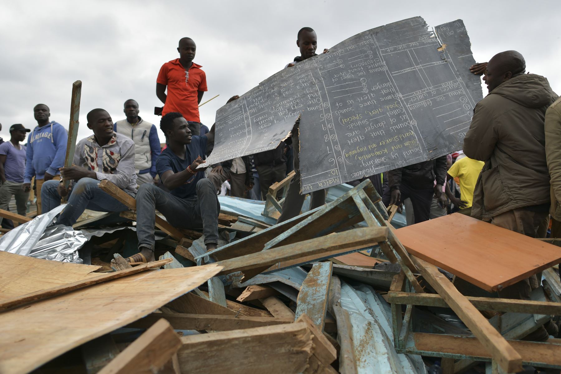 Las personas se paran sobre los escombros donde un bloque de aulas se derrumbó en la escuela primaria Precious Talents en el distrito electoral de Dagoretti en Nairobi.
Foto: AFP