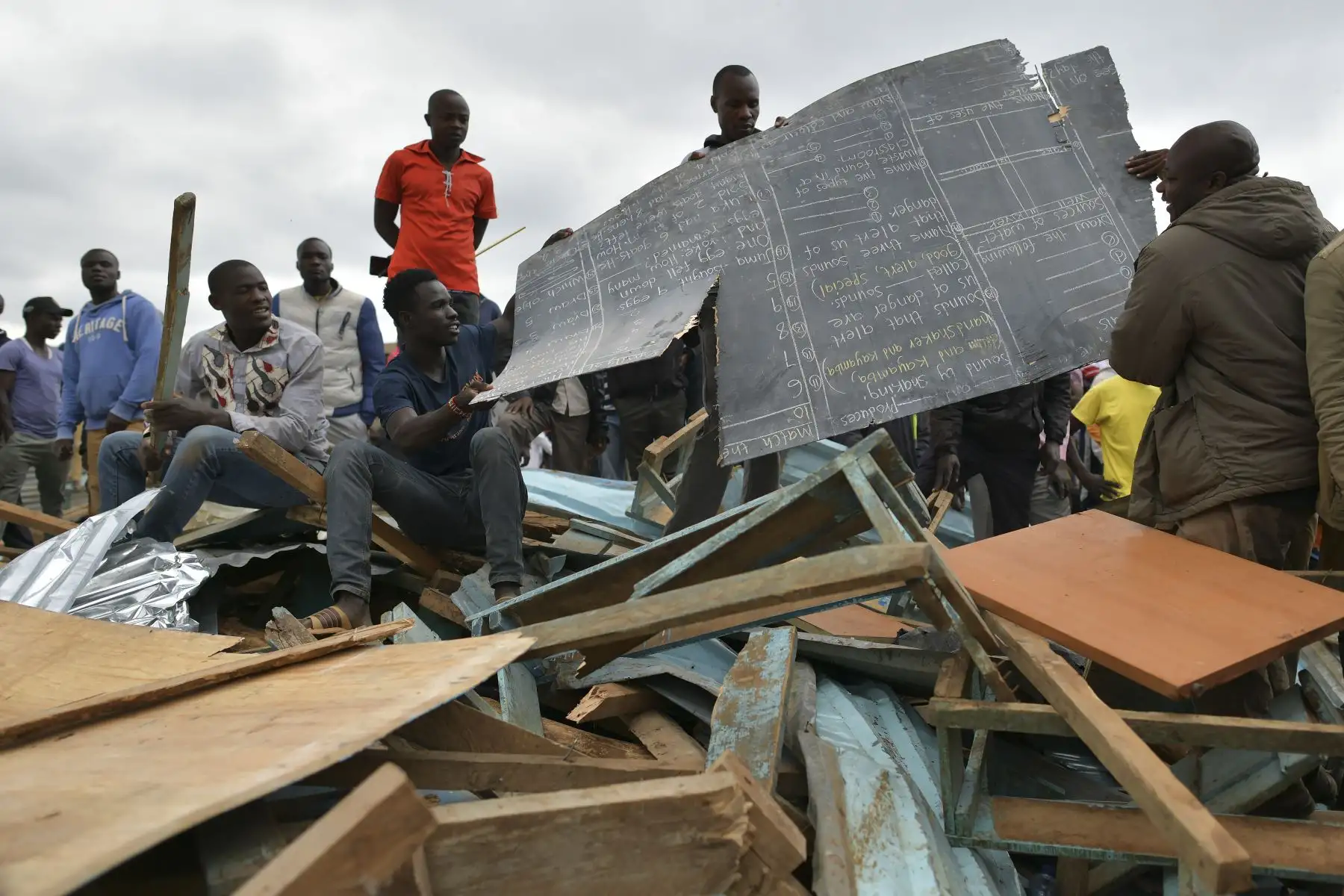 Las personas se paran sobre los escombros donde un bloque de aulas se derrumbó en la escuela primaria Precious Talents en el distrito electoral de Dagoretti en Nairobi.
Foto: AFP