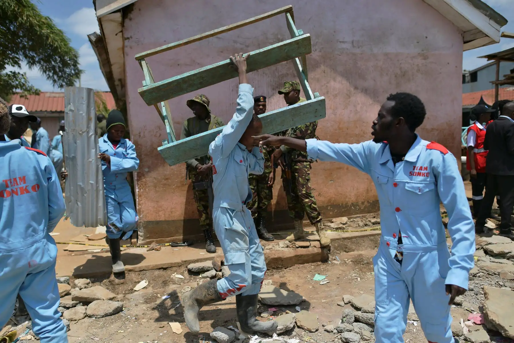 Un voluntario de rescate lleva un escritorio rescatado de los escombros donde un bloque de aula colapsó en la escuela primaria Precious Talents en la circunscripción de Dagoretti en Nairobi.
Foto: AFP