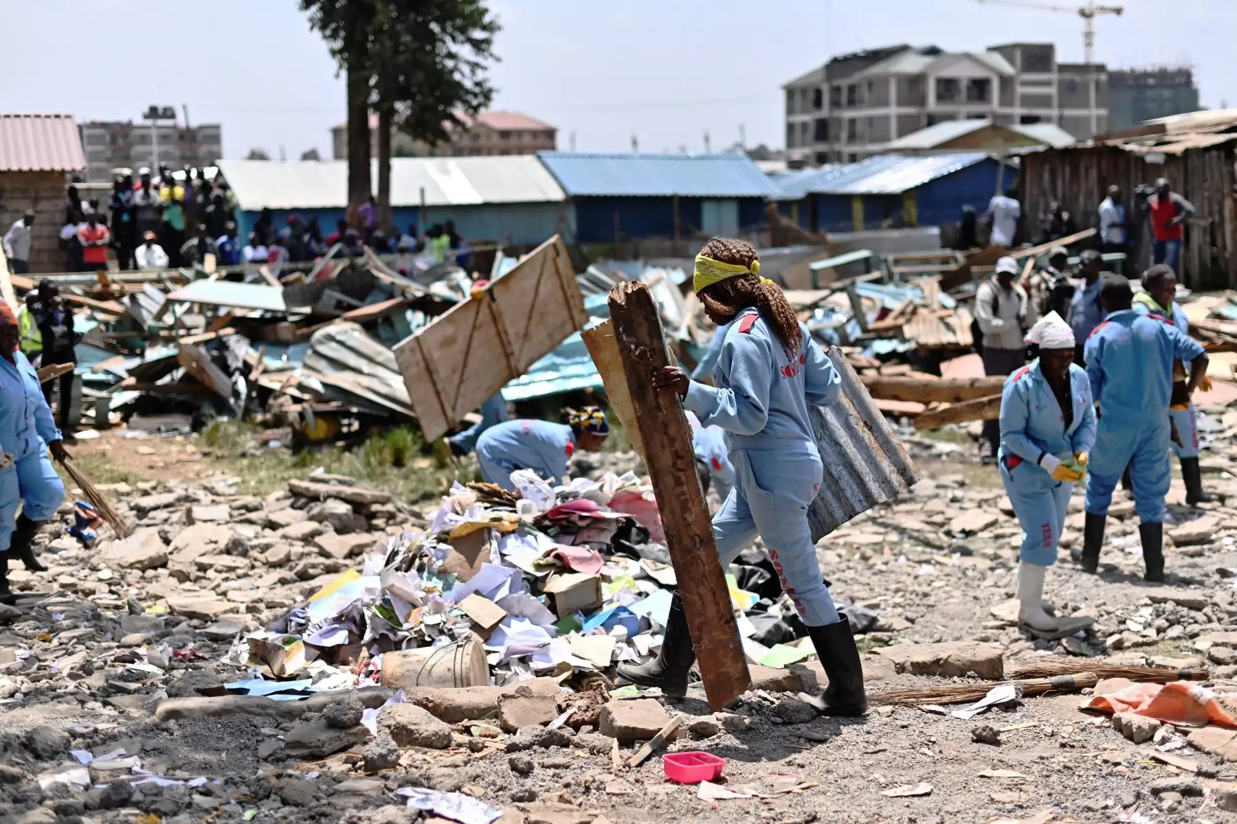 Los rescatistas están trabajando alrededor de un edificio escolar derrumbado en Nairobi. Siete niños murieron y decenas resultaron heridos cuando un edificio escolar se derrumbó en la capital de Kenia, Nairobi.
Foto:AFP