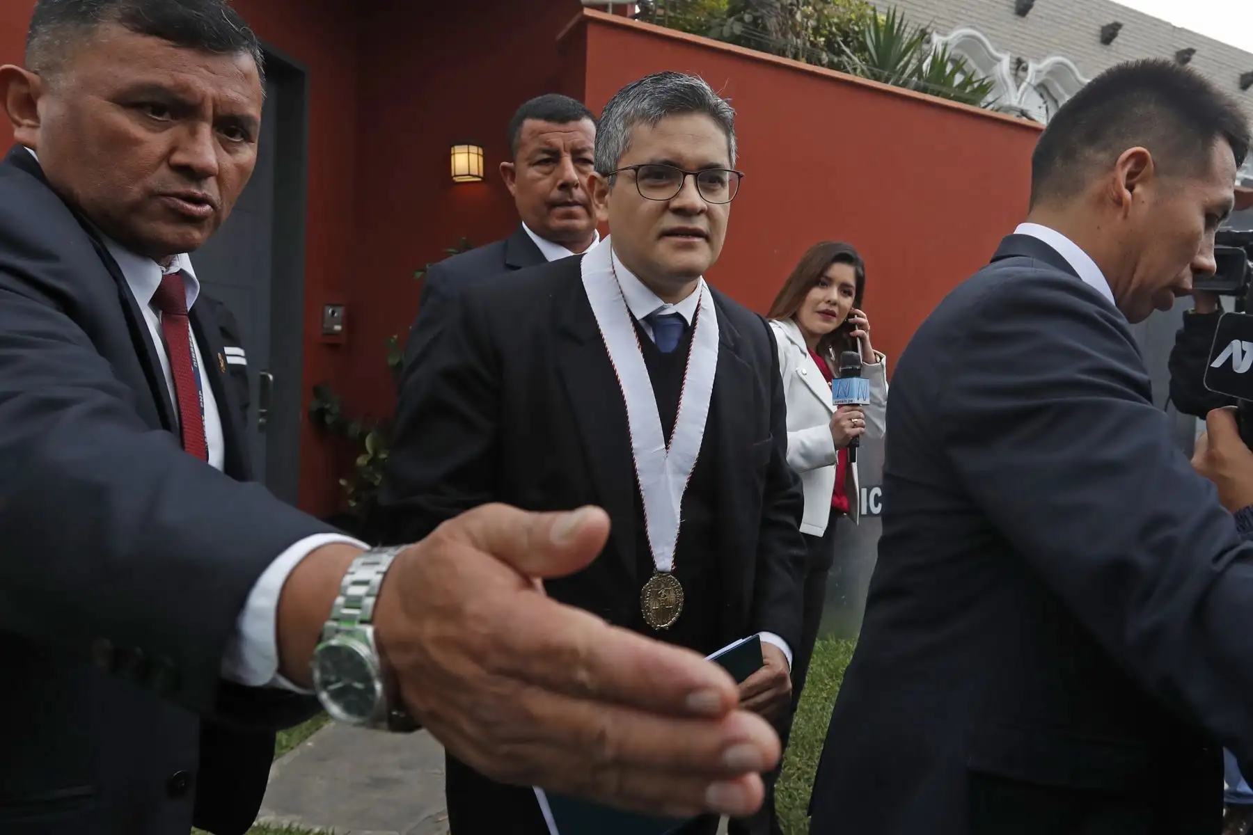 Fiscal José Domingo Pérez a su salida de la casa de PPK.
Foto: ANDINA/Renato Pajuelo