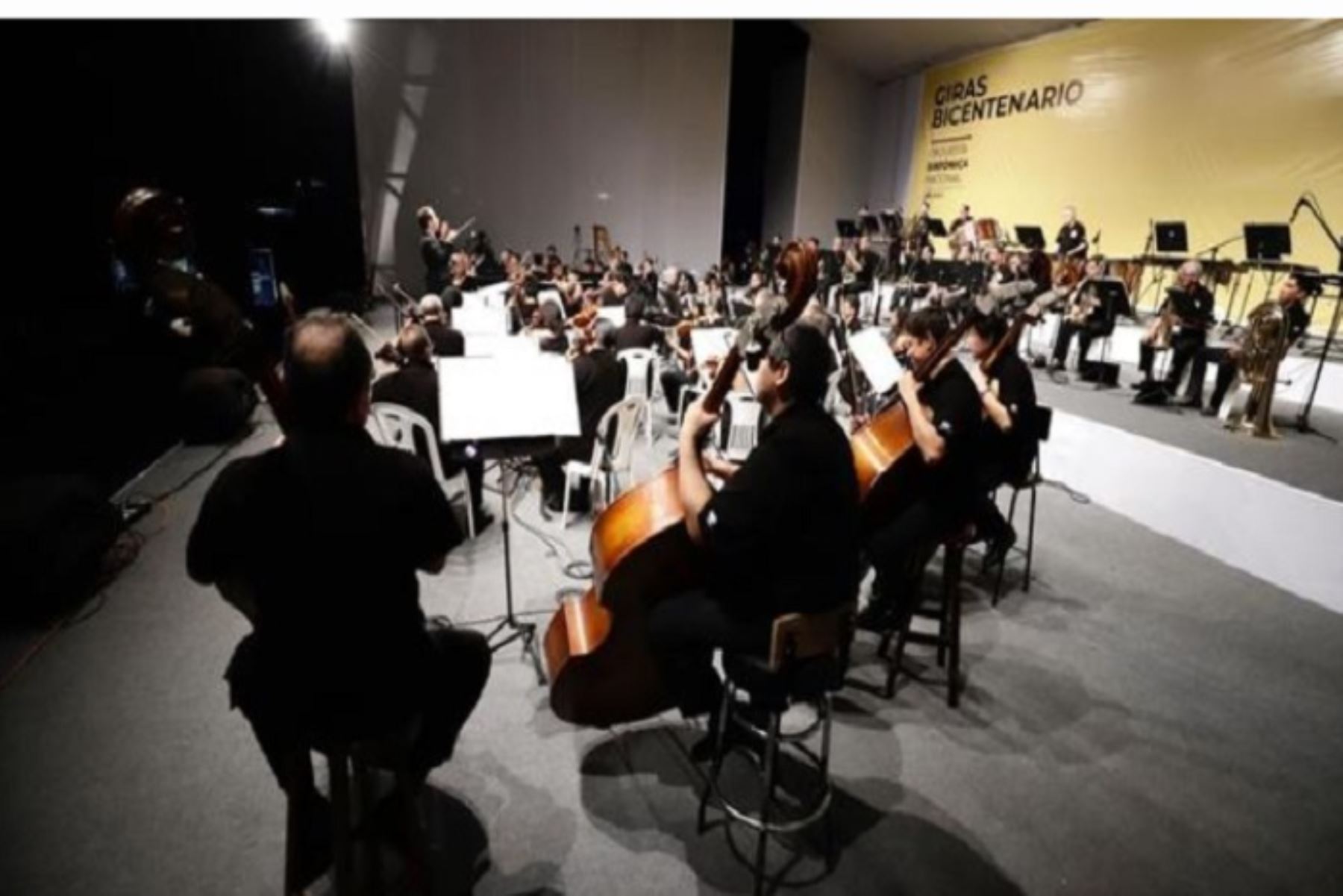 La ciudad loretana de Iquitos fue el lugar escogido para iniciar las Giras Bicentenario de los Elencos Nacionales, y por primera vez en la historia, la Orquesta Sinfónica Nacional del Ministerio de Cultura brindó el último sábado un concierto de lujo dirigido que encandilo a la población.